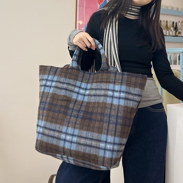 New simple and large-capacity hand-held tote bag, versatile commuting shoulder bag, checkered woolen fabric versatile bag for autumn and winter Application Scenario