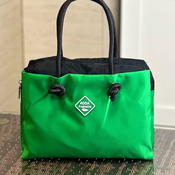 Fashionable new color-blocking bag, handy for commuting, large capacity student bag, lunch box bag, fresh and clean ladies' handbag details Picture