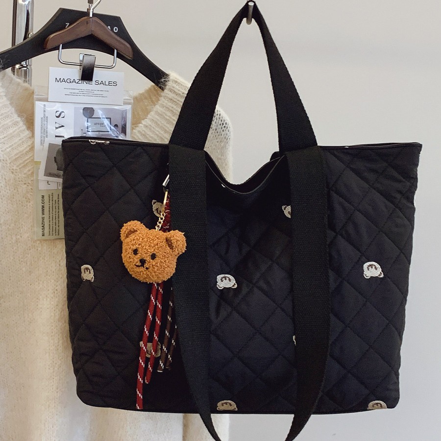 Women's 2024 Korean autumn new diamond-shaped hand-held tote bag, light cotton jacket bag, stylish large bag, commuter bag, single shoulder Application Scenario