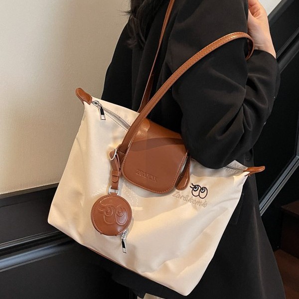 New large-capacity tote bag, a niche, versatile and high-end handbag. 2025 Casual and fashionable single-shoulder tote bag full figure