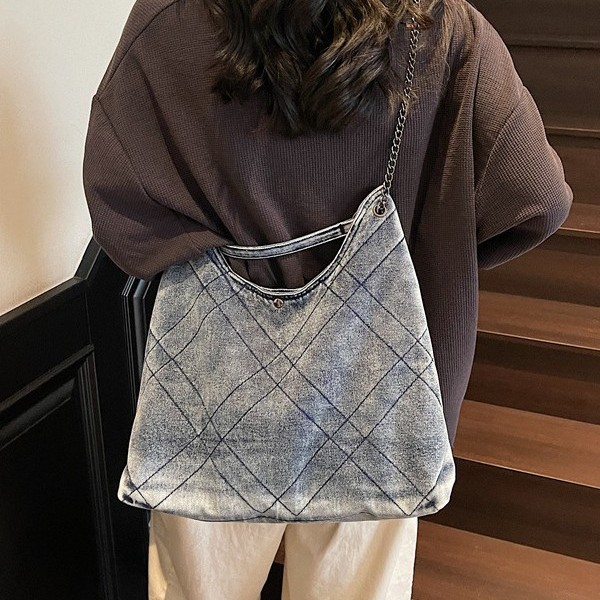 Simple, new retro denim bag, diamond-shaped chain crossbody bag, single-shoulder large-capacity crossbody bag, student tote bag details Picture