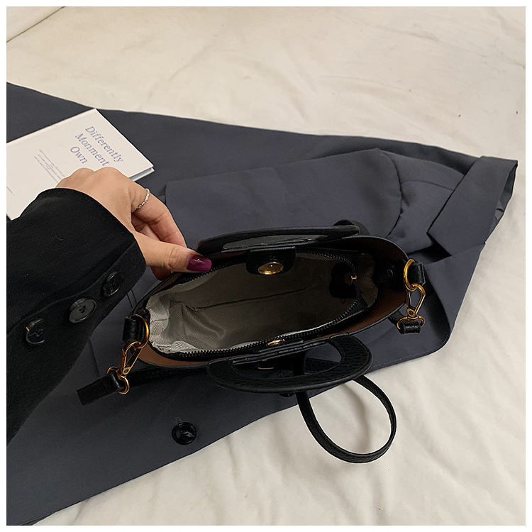 This retro-textured small handbag is a new autumn/winter 2024 collection for women. It is a high-end, stylish and versatile commuter crossbody bag Specification drawing