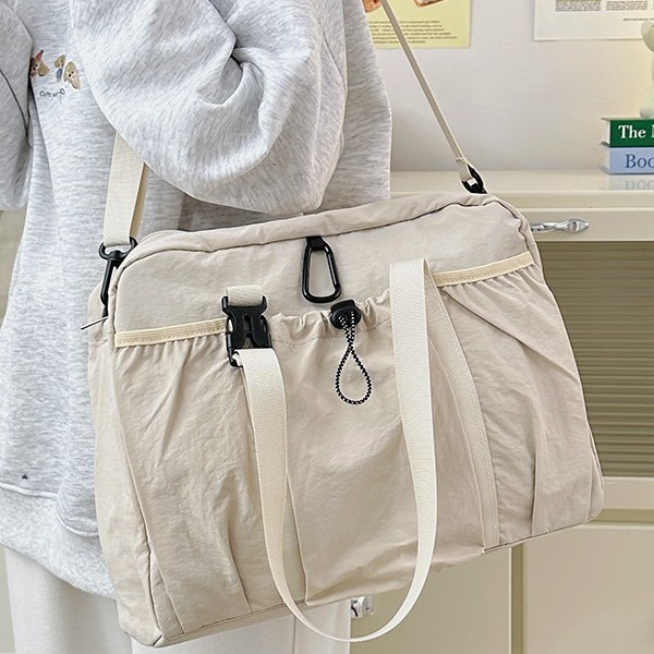 Spring and summer travel and commuting portable large-capacity bag for women 2025 new retro and fashionable canvas tote bag, single-shoulder bag Application Scenario