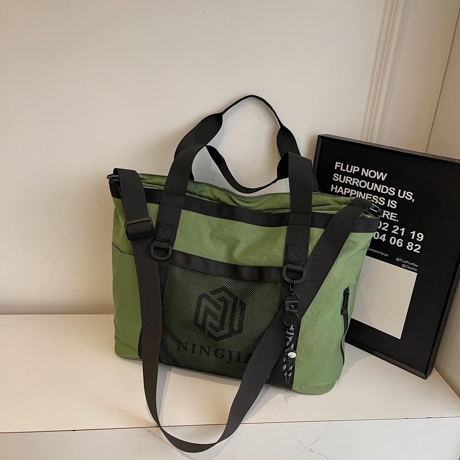 Trendy casual sports fitness bags for men and women, fashionable short-distance crossbody travel bags, lightweight hand-held yoga swimming bags Application Scenario