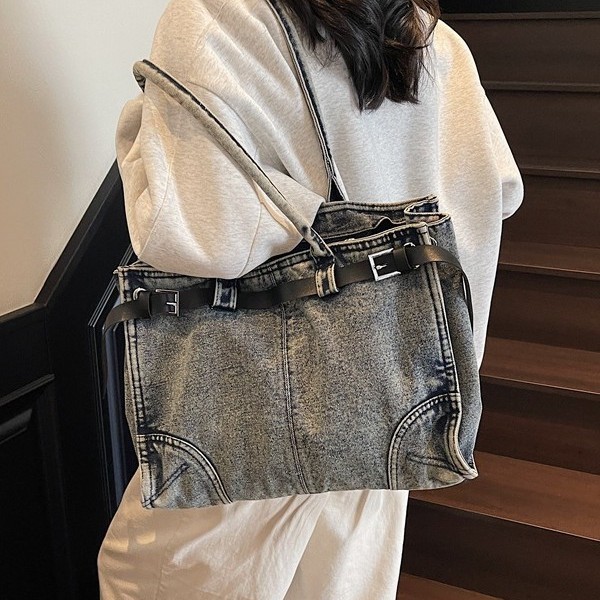 The 2025 new Spring/summer light luxury niche high-end underarm bag, tote bag, single-shoulder crossbody denim women's bag Application Scenario