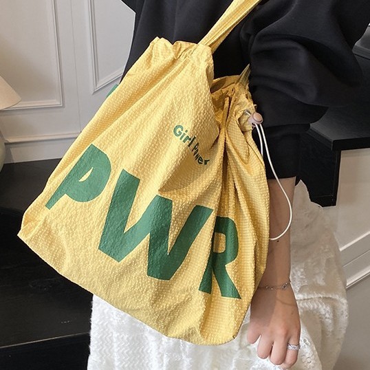 A fresh and elegant large-capacity handbag, a versatile spring color-blocking bag for girls, a light and casual tote bag that goes well with all kinds of outfits Application Scenario