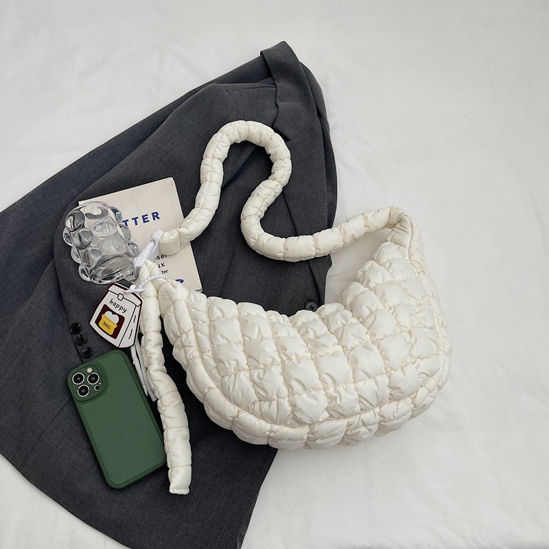 The new autumn and winter cotton-padded fashion bag for women, with a unique pleated single-shoulder design, is simple and casual for commuting. It's a soft and fluffy cloud bag Application Scenario