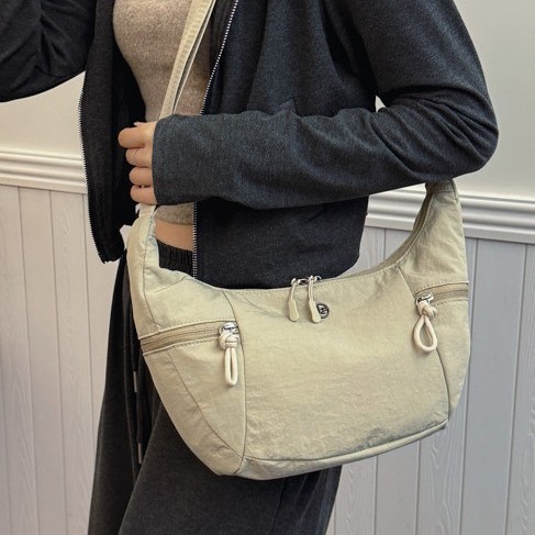 Fashionable commuting large-capacity single-shoulder crossbody bag for women, new casual and versatile tote bag, Korean-style underarm bag, horn bag details Picture