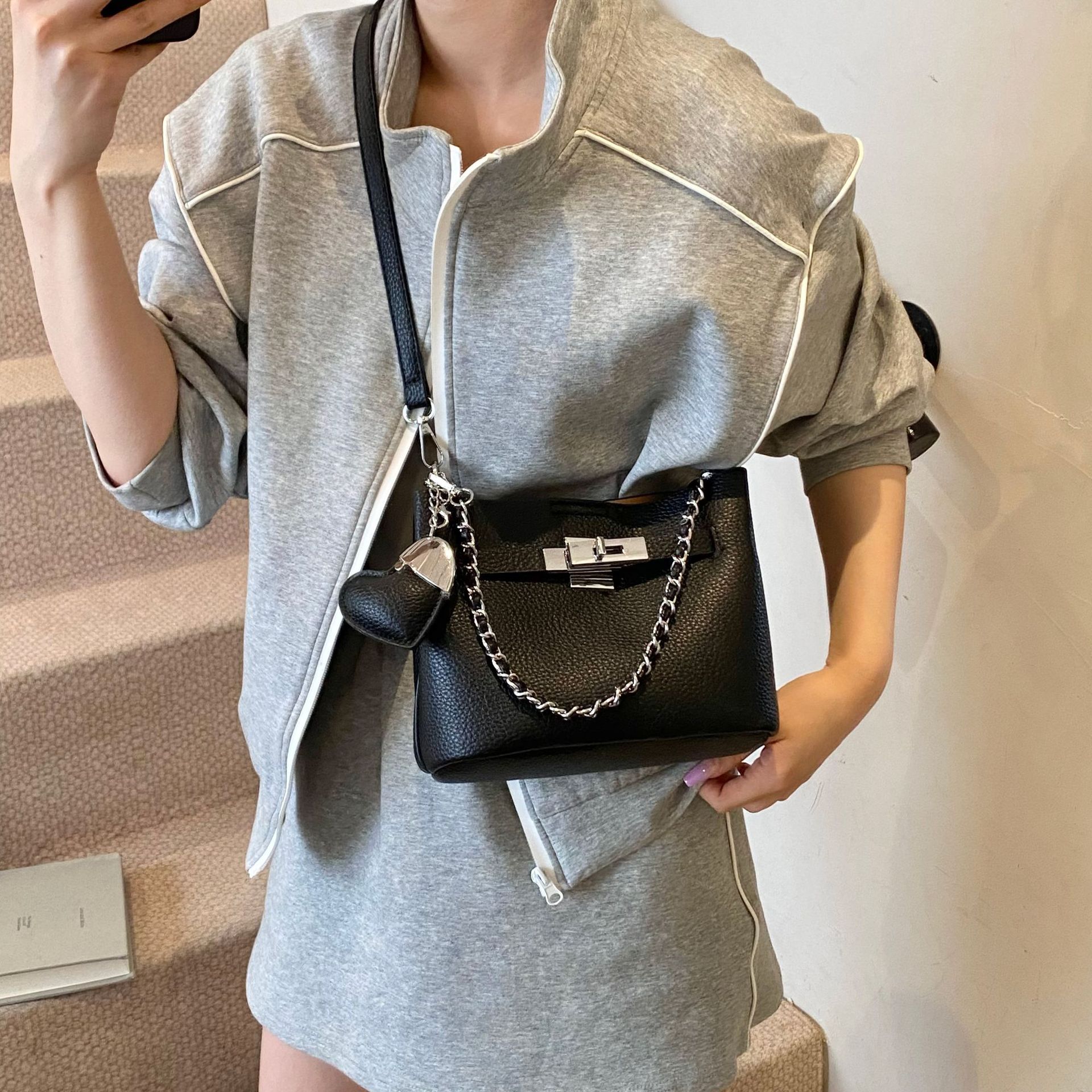 High-end lychee pattern fashionable hand-held bucket bag 2025 Spring new style simple single-shoulder bag trendy casual crossbody bag details Picture