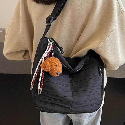 This is a new large-capacity casual bag for women in the autumn and winter of 2024. It features a simple and stylish single-shoulder bag that is versatile for commuting full figure