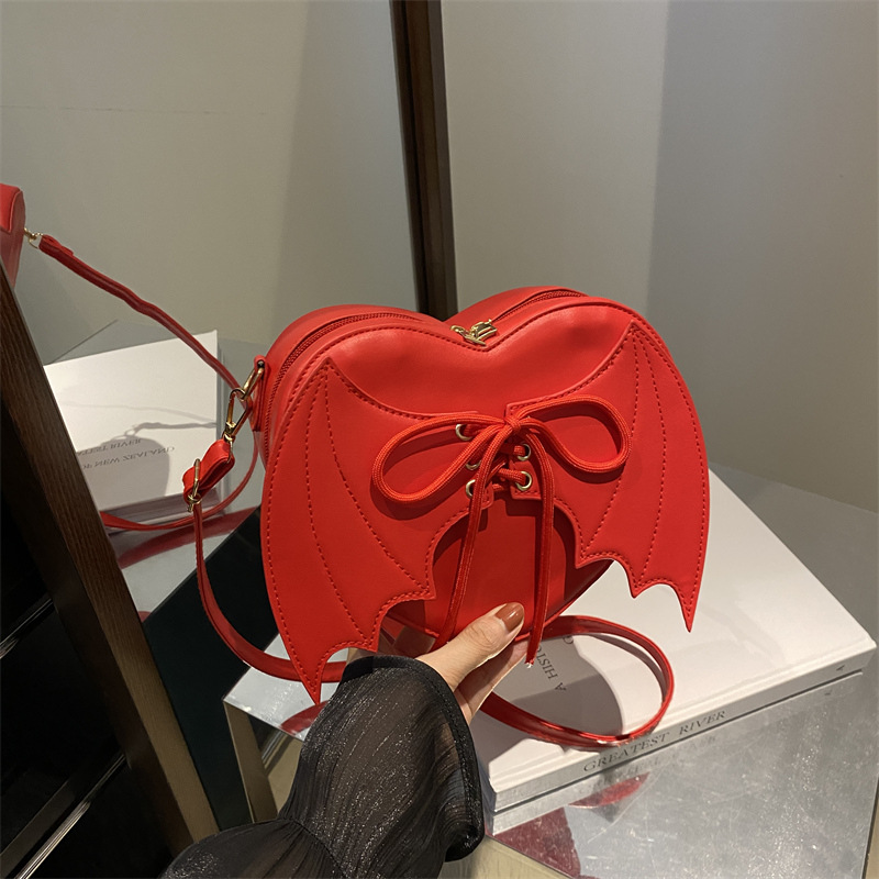 Solid-color bat simple and elegant 2024 new style, fashionable and stylish design, stylish and individual, heart-shaped single-shoulder crossbody women's bag full figure