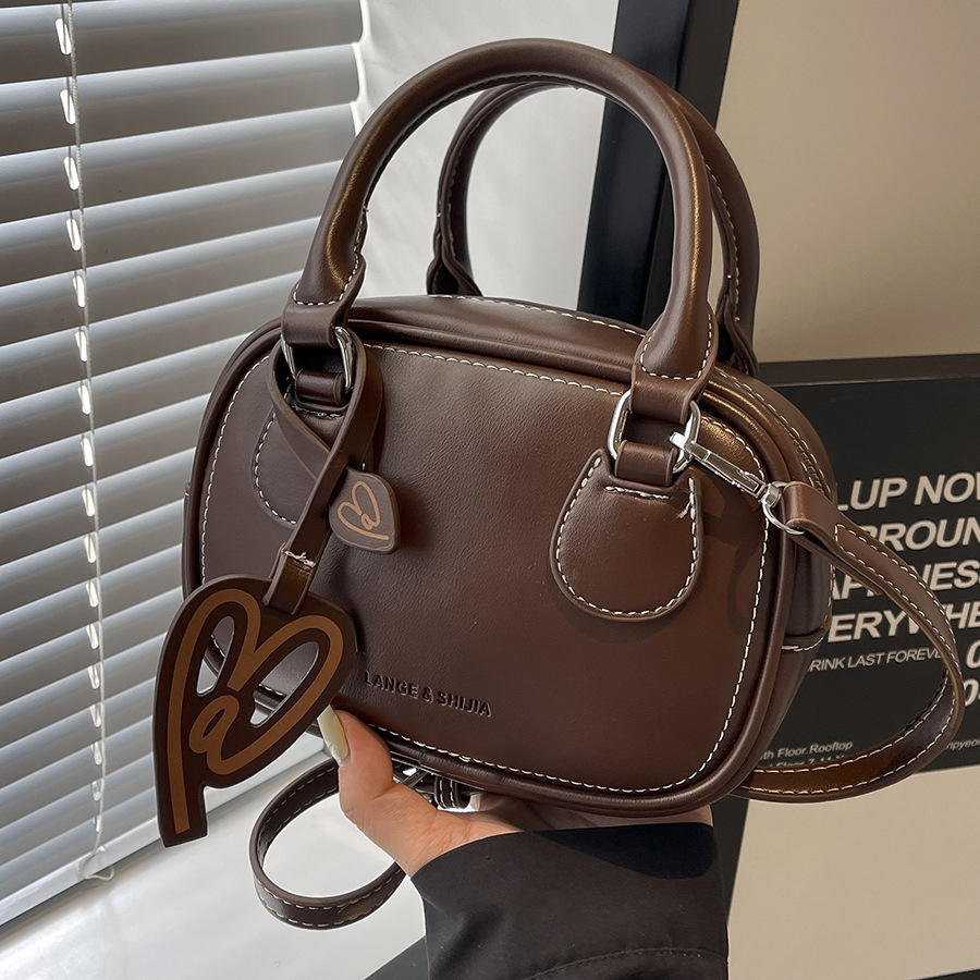 High-end retro small bag for women, 2024 new style, popular, casual and versatile crossbody bag, high appearance level, simple handbag full figure
