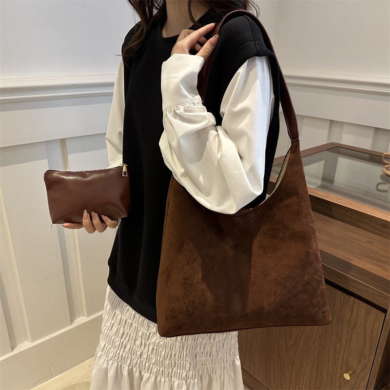 A casual matte retro single-shoulder bag for the 2024 autumn/winter season, a large-capacity retro parent-child commuting underarm tote bag details Picture
