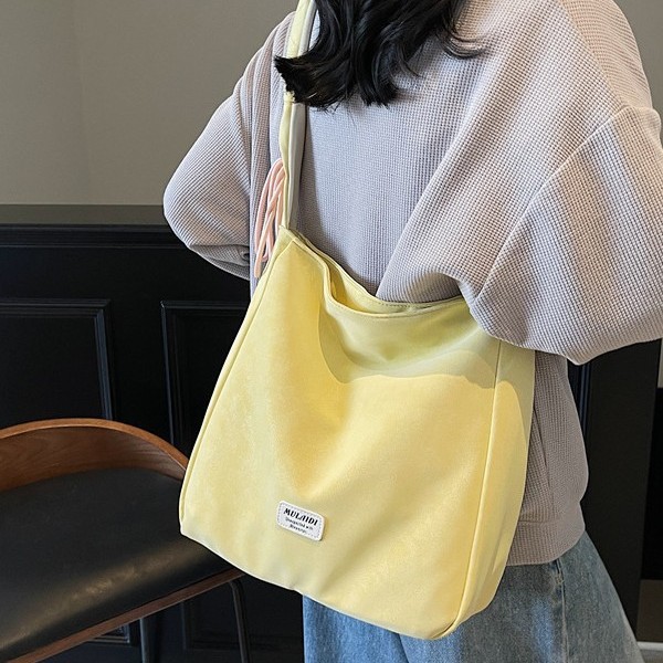 The 2025 new retro large-capacity tote bag is a fashionable and casual single-shoulder crossbody bag that can be combined with a commuting bag for work Application Scenario