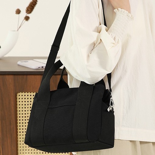 The new solid-color hand-held crossbody bento bag has a large capacity and a small square shape. It is fashionable and trendy. It is a simple and casual single-shoulder crossbody bag for women Specification drawing