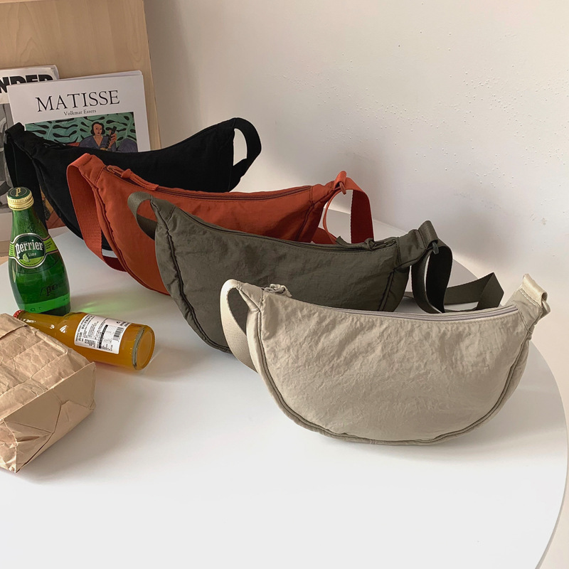 Nylon crossbody bag for women 2021 new style Japanese Instagrammable Instagram lightweight small crossbody bag, underarm bag, simple dumpling bag Application Scenario