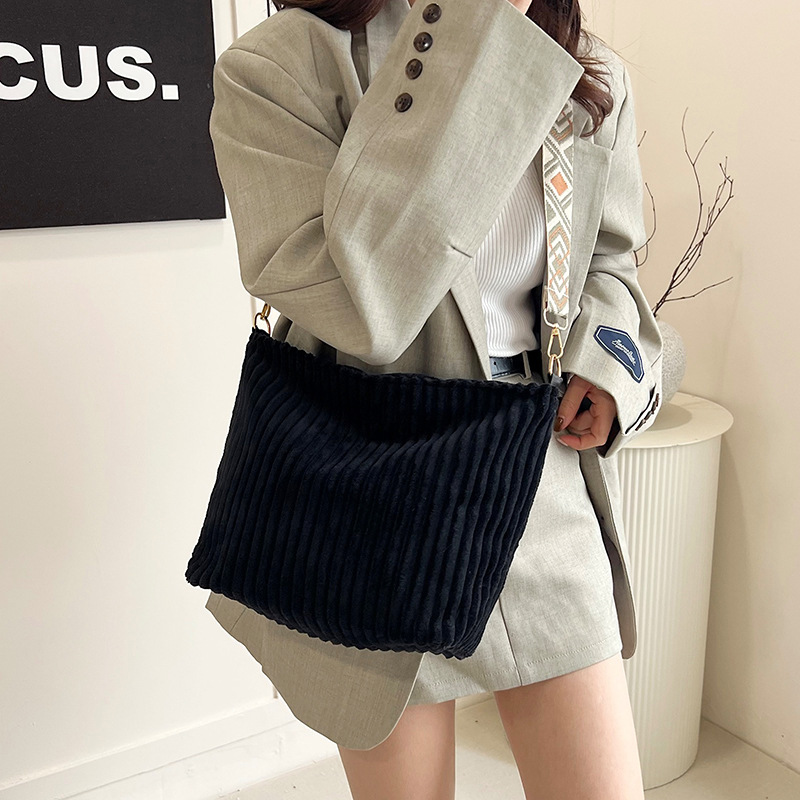 A new high-capacity underarm bag for women, a corduroy tote bag for 2024 autumn and winter, a versatile and casual single bag for commuting Application Scenario