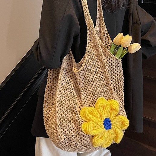 A large capacity women's 2025 new spring/summer single-shoulder bag with hollowed-out design, a high-end seaside and beach bag details Picture