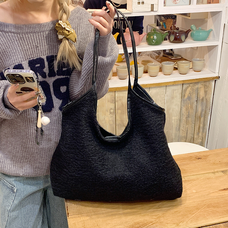 The 2024 new stylish and trendy single-shoulder large-capacity underarm bag for women, a plush tote bag for both mother and child full figure