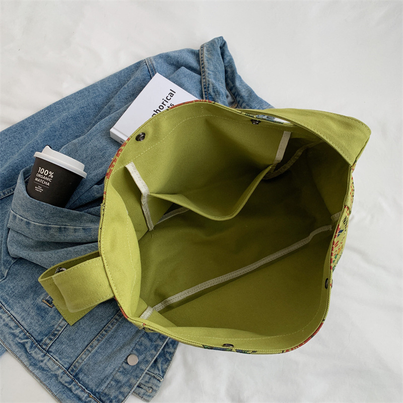 Artistic style casual crossbody bag, retro and personalized printed canvas bag for women, large-capacity tote bag for college students, women's bag Application Scenario