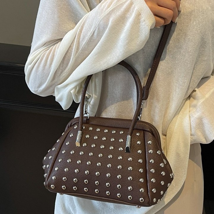 This autumn and winter collection features a niche design for women, a hand-held crossbody bag, a rivet single-shoulder bag, and a trendy and casual European and American style crossbody bag Application Scenario