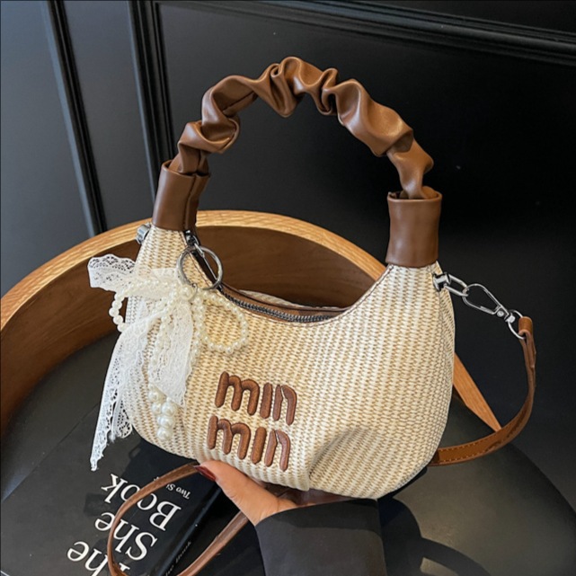 A niche design handbag, a fashionable and trendy small square bag, a new style of high-quality single-shoulder bag with pleated woven crossbody full figure