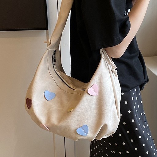 A new trendy women's single-shoulder dumpling bag design for autumn and winter, a lightweight travel pleated casual commuting tote bag Application Scenario