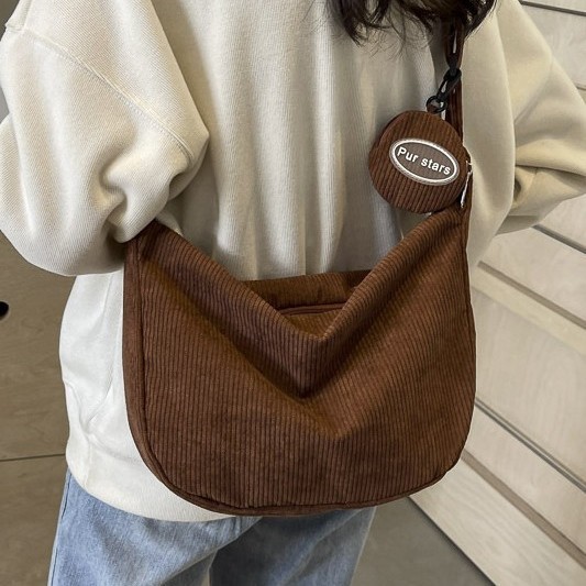 This corduroy bag features a laid-back and simple Japanese artistic style, a single-shoulder crossbody, and a casual Korean-style simple striped velvet underarm bag full figure
