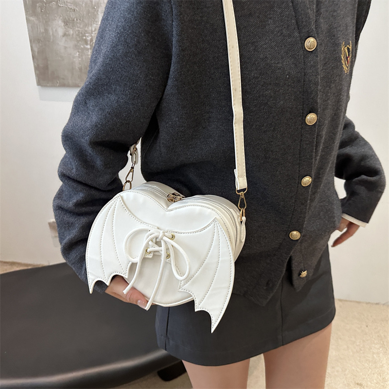 Solid-color bat simple and elegant 2024 new style, fashionable and stylish design, stylish and individual, heart-shaped single-shoulder crossbody women's bag details Picture