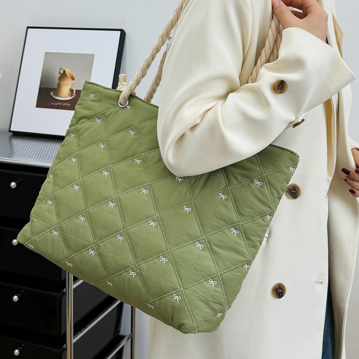 Korean-style cotton-padded clothes and bags for the autumn and winter of 2024, trendy and fashionable diamond-patterned embroidered single-shoulder bag, fresh and cute tote bag, embroidered bag full figure
