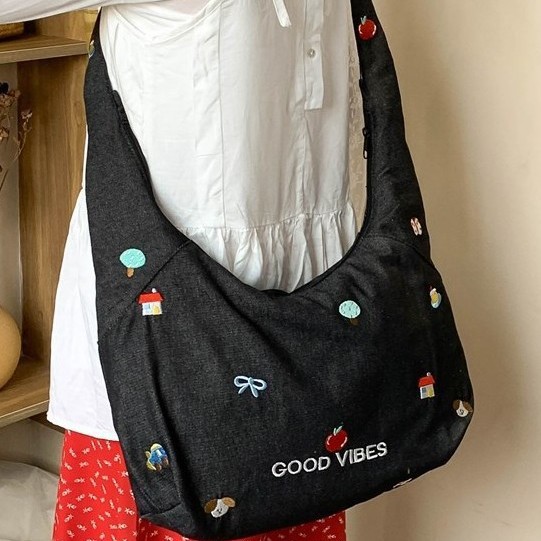 Japanese-style school-style embroidered crossbody bag, denim large-capacity student class bag, casual and artistic single-shoulder tote bag full figure