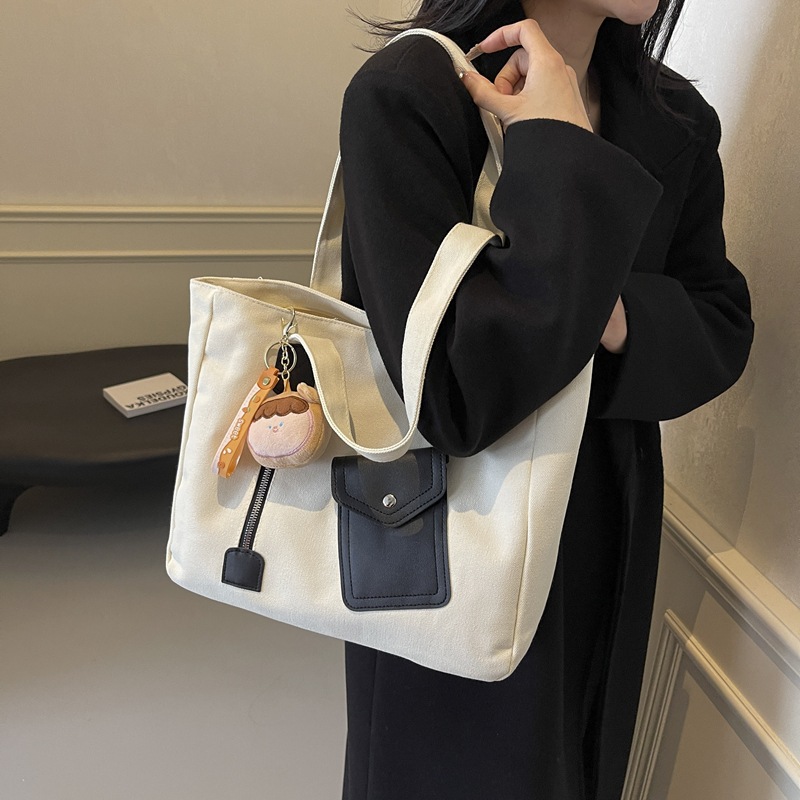 This is a niche design tote bag with a simple and elegant style for women. It has a large capacity for commuting to school at 8 a.m. and a casual and laid-back single-shoulder bag full figure