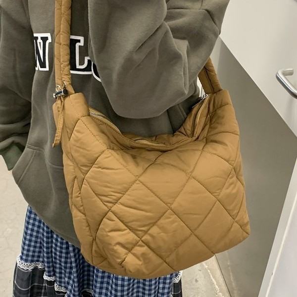 2024 New nylon large bag for women's autumn and winter, a high-end large-capacity crossbody bag for casual and versatile commuting, a cloud bag full figure