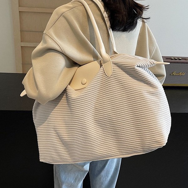Harajuku's large-capacity casual bag 2024 new solid color simple handbag, a lightweight single-shoulder bag for travel Application Scenario