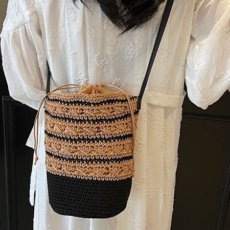 A niche design single-shoulder crossbody bucket woven bag, Bohemian artistic retro, fresh and casual straw woven bag for summer Specification drawing