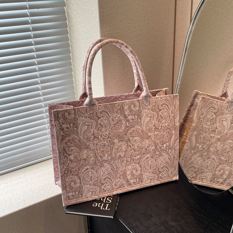 Cross-border trend embroidered tote bag for women 2025 New style, fashionable, casual, versatile, large-capacity underarm bag, commuter women's bag Application Scenario