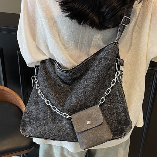 Washed denim, fresh and simple single-shoulder crossbody bag with cute little wallet, high-end autumn and winter crossbody bag design sense Application Scenario