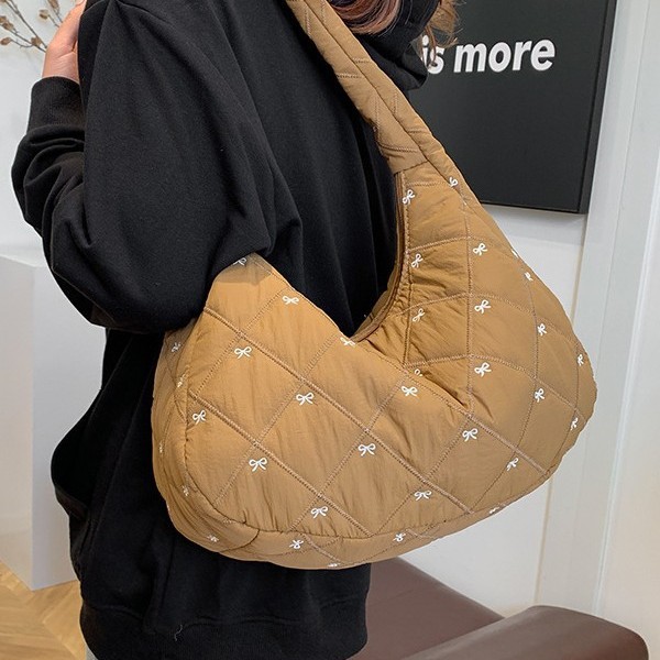A fresh and light bow commuter tote bag with a laid-back style for women, a new autumn and winter bag, a single-shoulder crossbody bag, and an underarm bag Application Scenario
