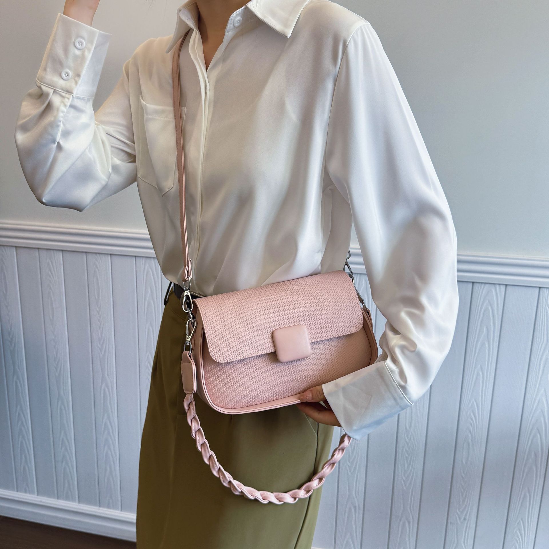 A simple and stylish small bag for ladies, 2025 new spring trend, retro and fashionable underarm square bag, high-end quality crossbody bag details Picture