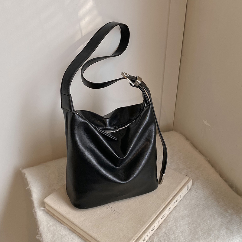 A new 2025 trendy, light luxury, retro, casual and fashionable single-shoulder crossbody bag with a large capacity for women's commuting tote Specification drawing