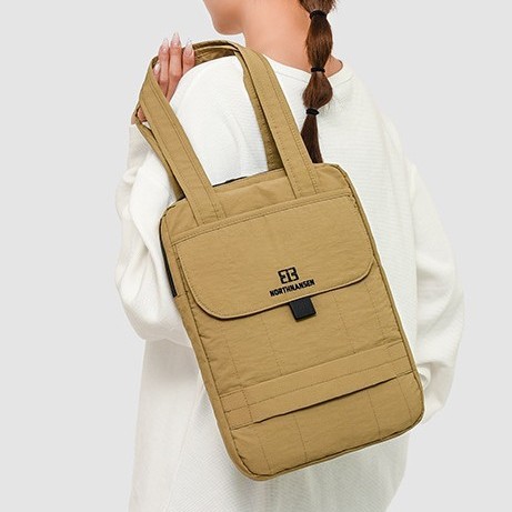 Spring 2025 new niche design single-shoulder handbag, multi-purpose computer bag, simple commuting ipad protective bag full figure