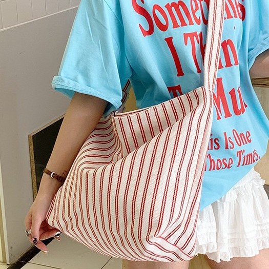A new outdoor casual bag for fresh spring and summer, with a large capacity, color-blocking vertical stripes, and a light and simple underarm single-shoulder design for women Specification drawing