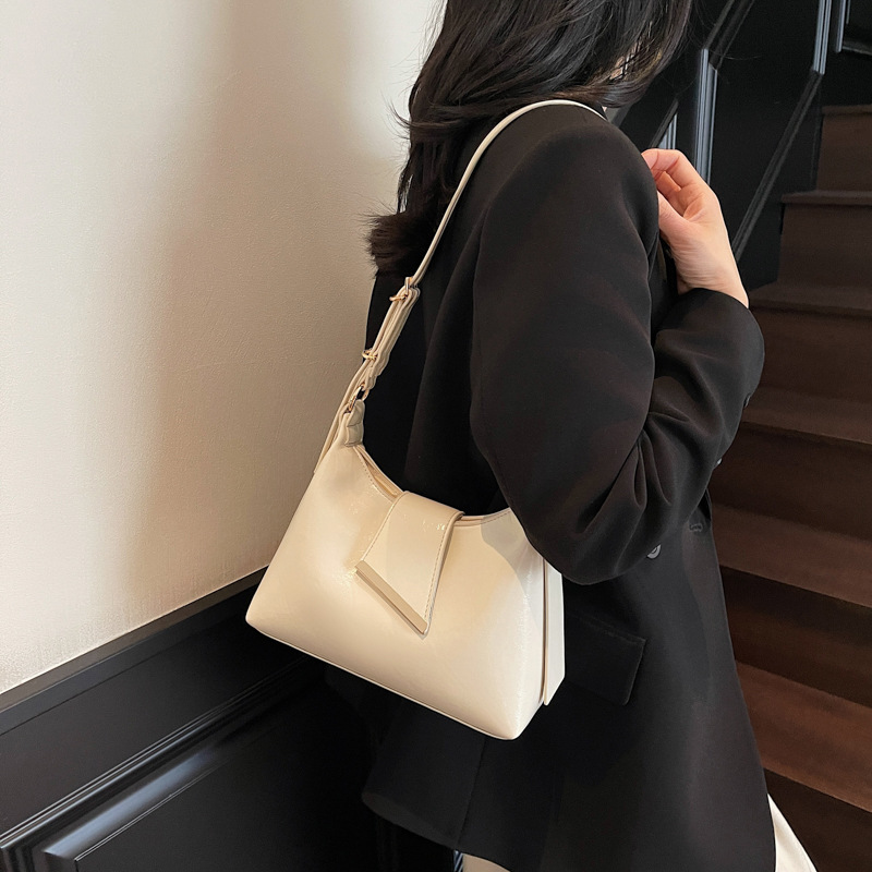 A fashionable and trendy solid-color commuter underarm bag for women in summer 2025, with a simple and versatile texture. It's a single-shoulder crossbody bag details Picture
