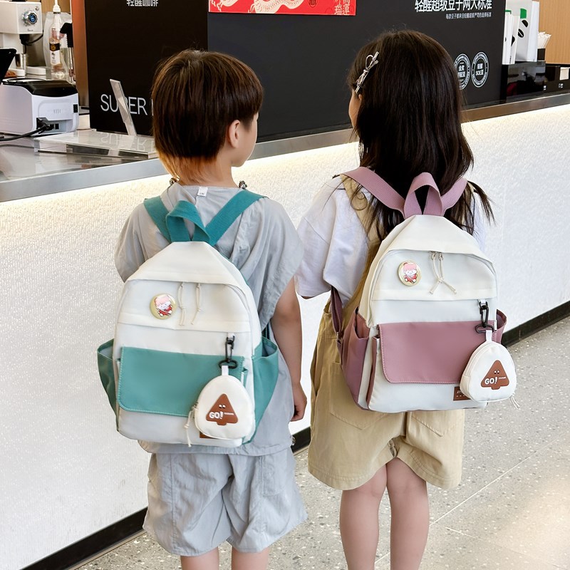 New children's kindergarten small schoolbag with contrasting colors, travel backpack, fashionable, lightweight and lightweight, cute backpack for 3-6 years old Application Scenario
