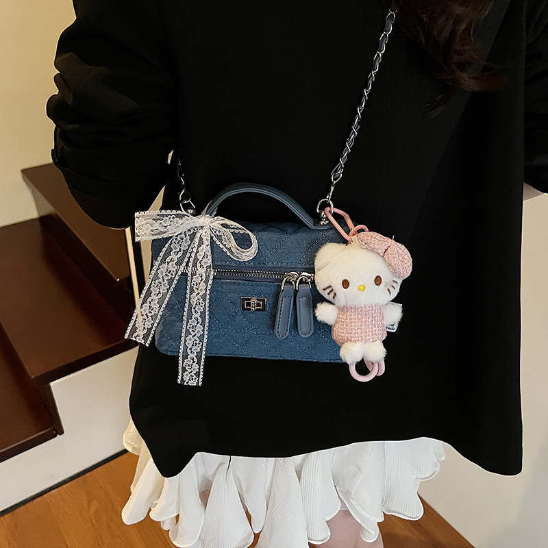 Cross-border diamond-patterned embroidered chain handbag, a super popular casual and versatile fabric single-shoulder crossbody bag for women in 2025 Application Scenario