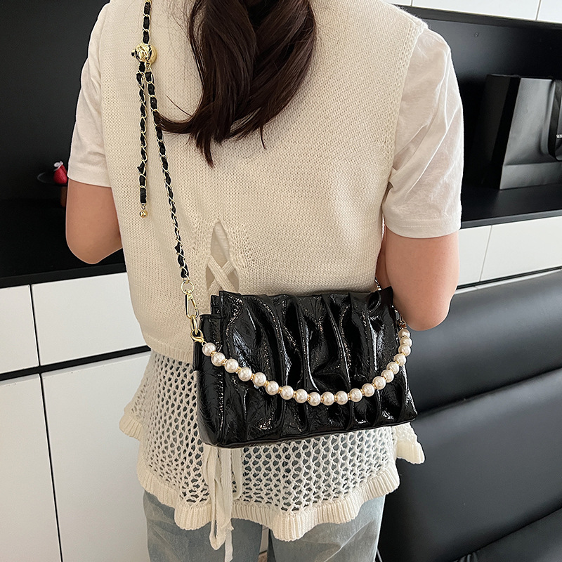 Pearl chain underarm bag, Korean style fashionable pleated single-shoulder bag, 2025 summer new style simple and high-end crossbody bag Application Scenario