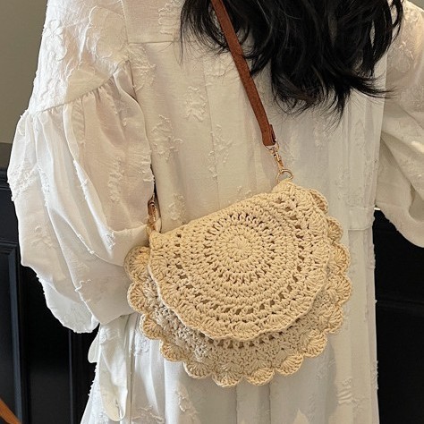 The seaside women's saddle is a versatile and off-the-beaten-path 2025 bag design, a new type of beach woven vacation travel bag for spring full figure