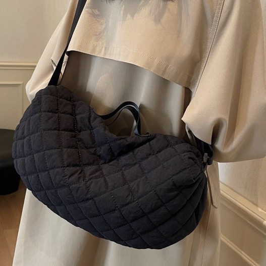 A new large-capacity hand-held commuter bag for autumn and winter, a diamond-patterned solid color simple, fashionable and casual single-shoulder crossbody bag Application Scenario