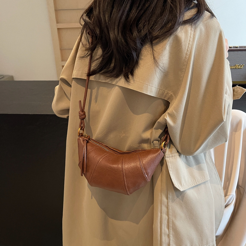 Retro casual Dumpling Bag for Women 2024 New trendy and versatile single-shoulder bag. Niche design fashionable and versatile single-shoulder bag Application Scenario