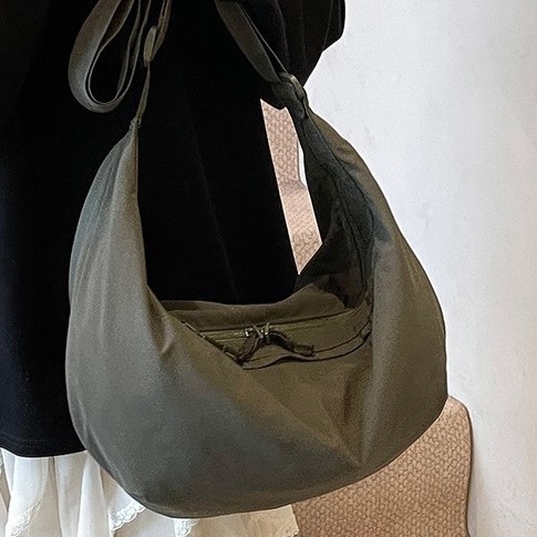 New large-capacity cloth dumpling bag for women, spring and summer, high-end style, versatile crossbody bag, fashionable and artistic single-shoulder bag Application Scenario